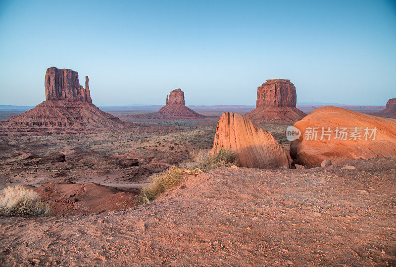 纪念碑谷的日落全景。西，米滕和东孤山。