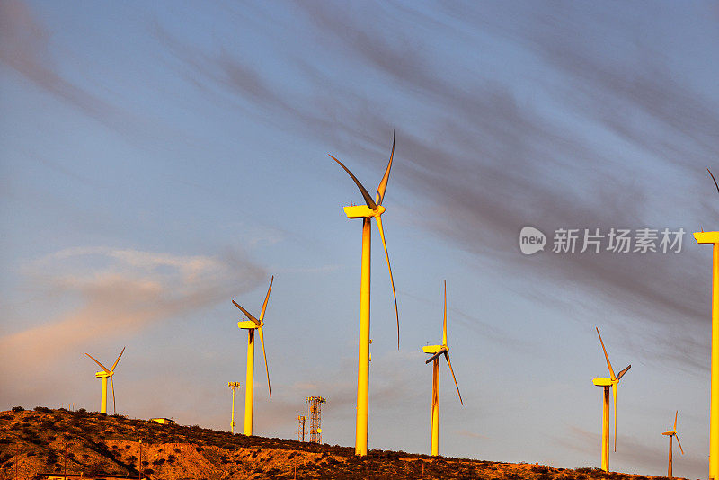 太阳电池板和风车的日出视图在棕榈泉加利福尼亚