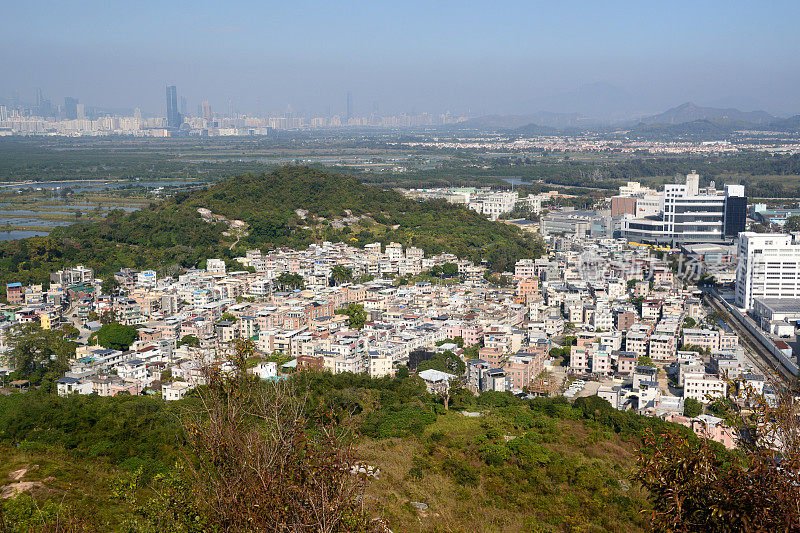 从香港新界启山俯瞰深圳的天际线