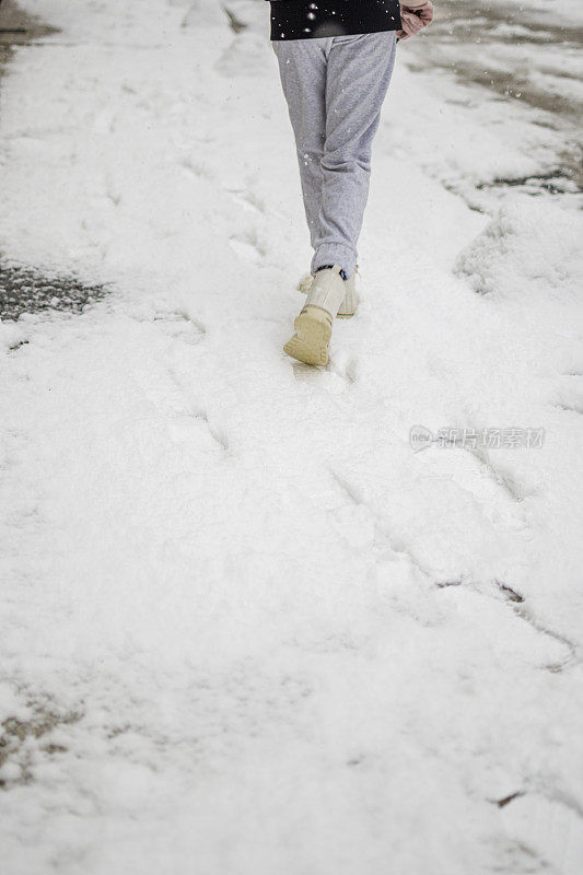 漫步在清晨的第一场雪中