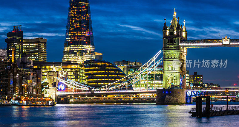 伦敦塔桥碎片照明在黄昏俯瞰泰晤士河全景