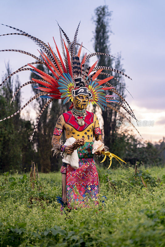 墨西哥，墨西哥城——2021年10月23日:阿兹特克舞蹈演员也被称为“Chinampa”。