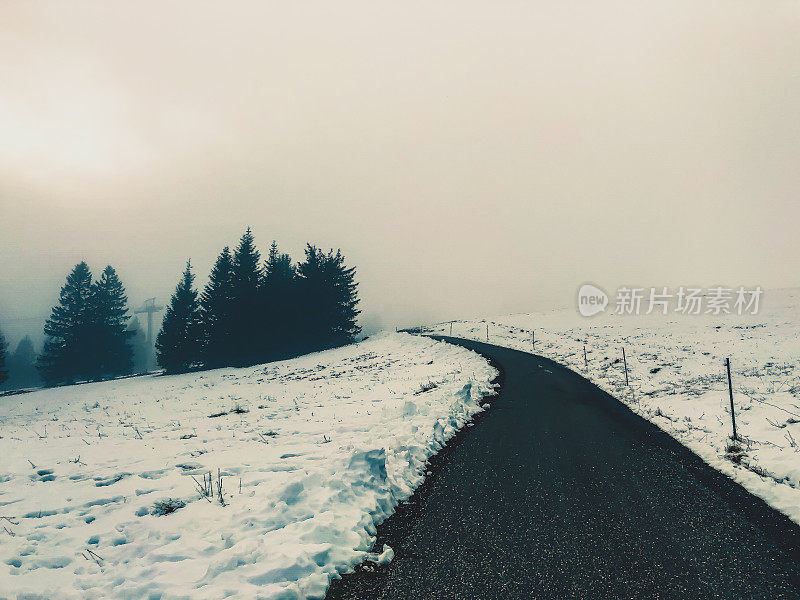 黑森林雪山上的一条小路。