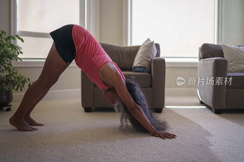 活跃的资深女性在家做瑜伽