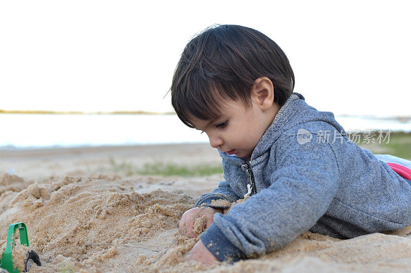 孩子们在海滩上玩耍