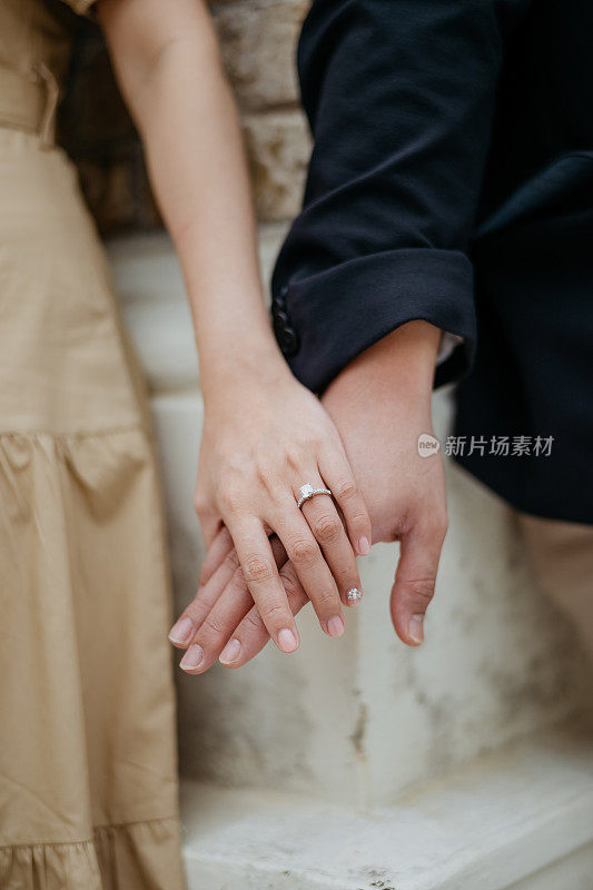 亚洲夫妇手拿结婚戒指