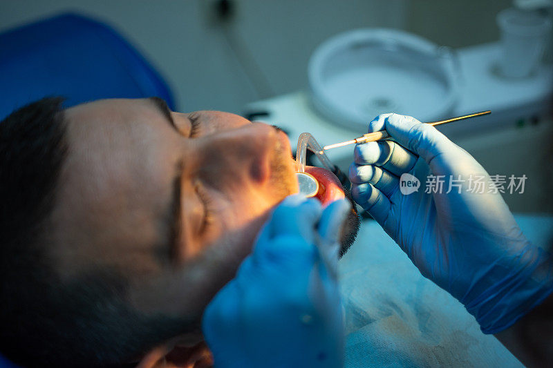 牙医在诊所里和客户一起工作