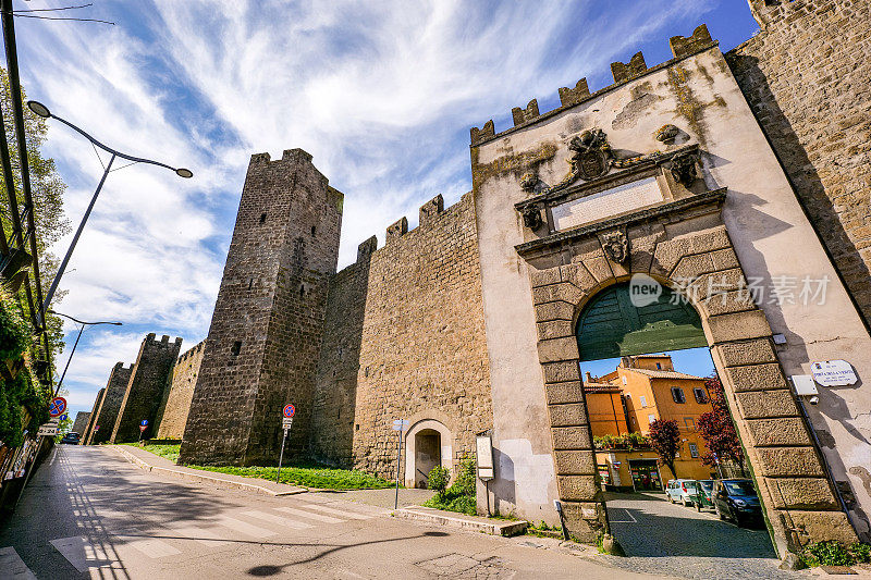 意大利中部中世纪城市维特博的古老城墙和塔楼雄伟壮观