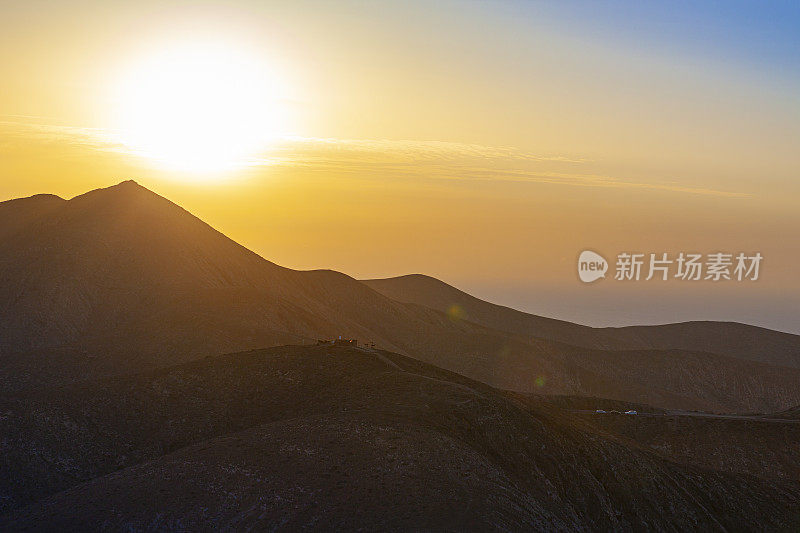 贝坦库里亚日落-在福埃特文图拉岛的Sicasumbre山的景色