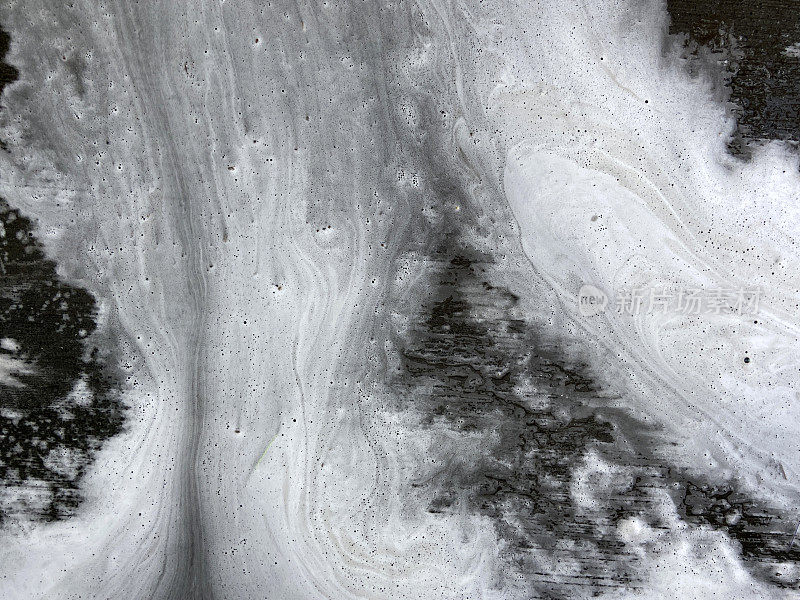 肥皂，水泥地板上的肥皂水