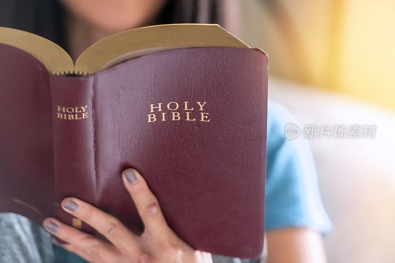 在家阅读圣经的妇女