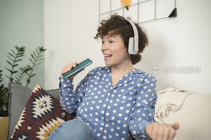 女人在家里放松，听音乐