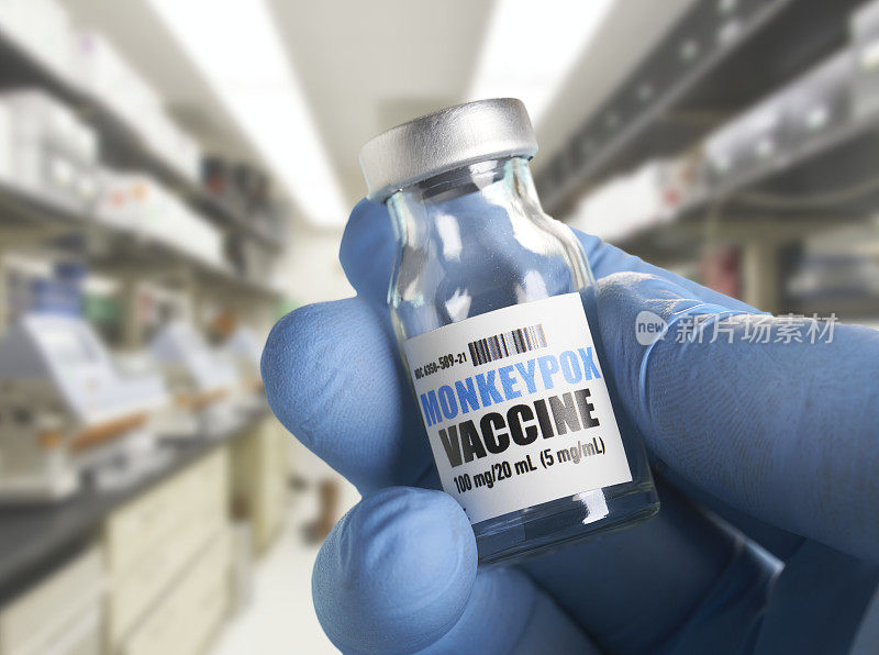 实验室猴痘疫苗，戴手套的手拿小瓶