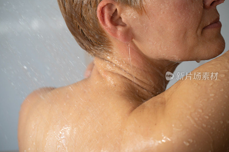 一位中年妇女正在洗热水澡