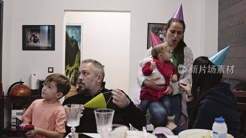 COVID-19期间与家人一起庆祝第一个生日。