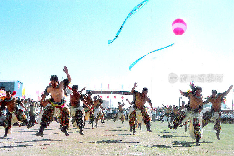 蒙古传统节日那达慕:蒙古摔跤手有一个非常特别的入口，跳进去