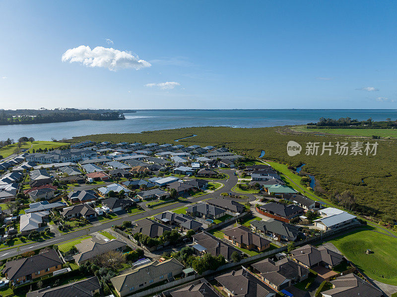 鸟瞰一个郊区在海湾的充裕，新西兰