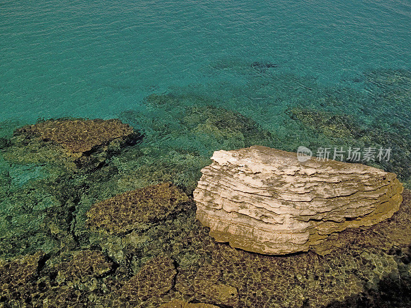 湛蓝的大海和岩石