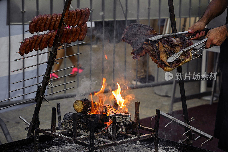 街头烧烤野餐。肉在火上烤，冒着烟