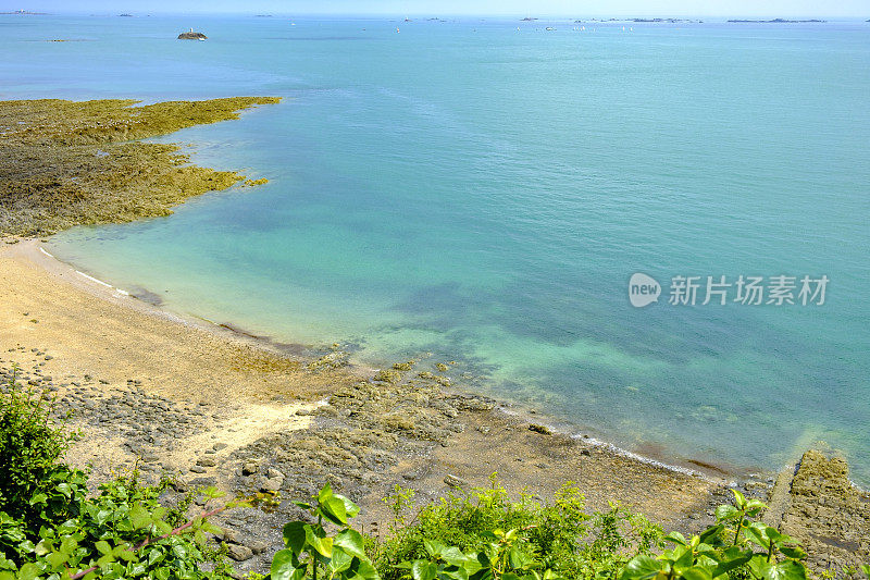 在海滩上的松树之间的看法在Etables滨海，布列塔尼，法国