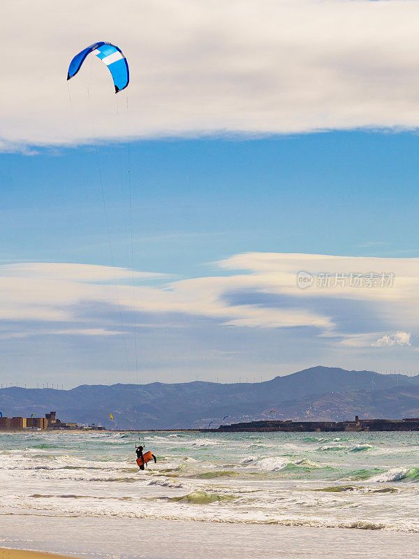 风筝冲浪者乘风破浪。Kiteboarding运动。