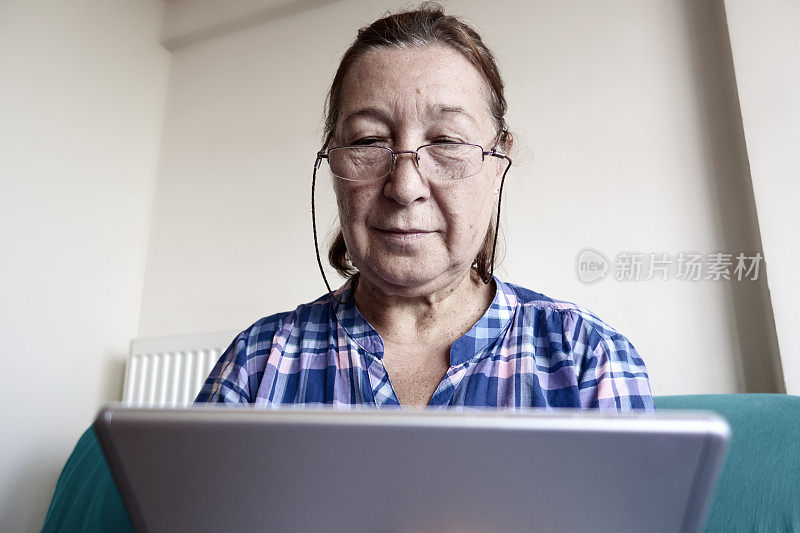 使用数码平板电脑的老年妇女