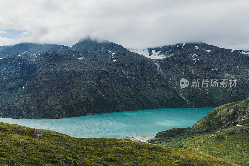 在挪威约顿海门国家公园，山脊和水晶蓝色的冰川湖的戏剧性景色