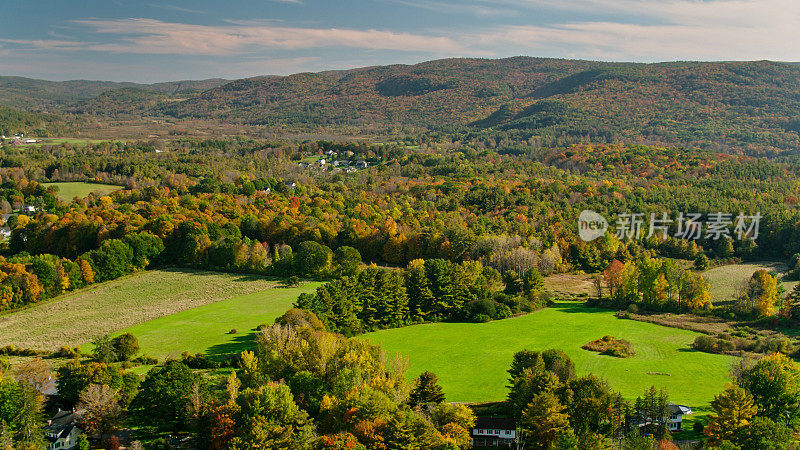 秋天，马萨诸塞州李周围的农田和森林的鸟瞰图
