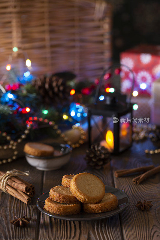 圣诞饼干与节日装饰在晚上舒适的设置。垂直图