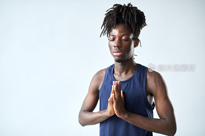 非洲年轻人正在做瑜伽