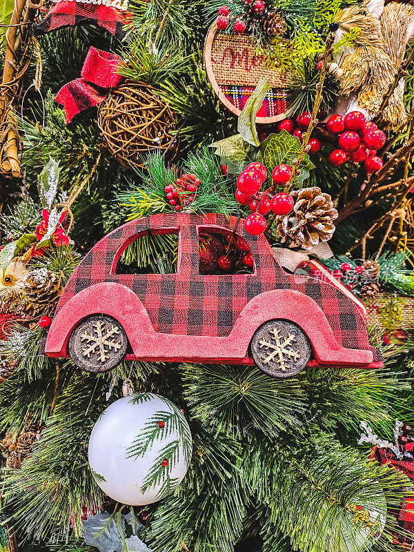 圣诞树挂饰。圣诞红车。挂在树上的圣诞车装饰品。