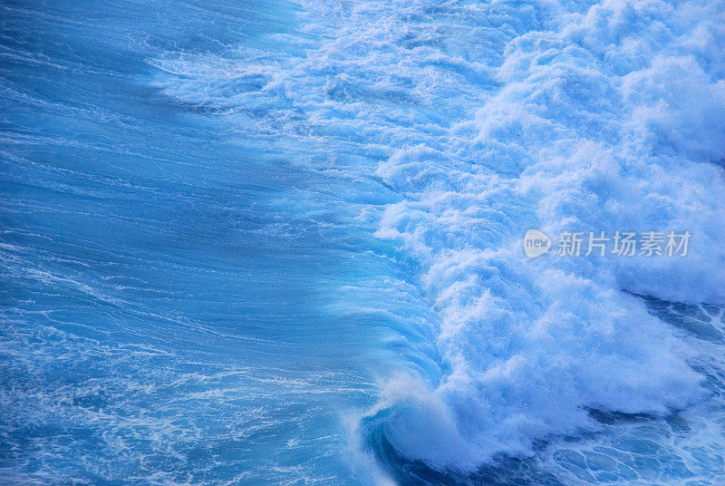 蓝色的大海，海洋，海洋，热带巨浪在模糊的背景。海景，碧海，白浪，户外运动。水海巨浪海夏天背景。天堂绿松石般的水景