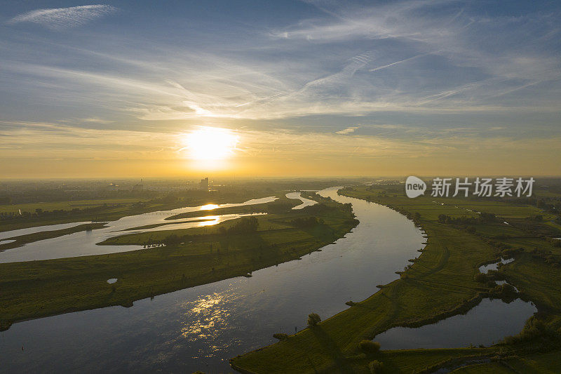 秋天在IJssel三角洲的IJssel河上的日出