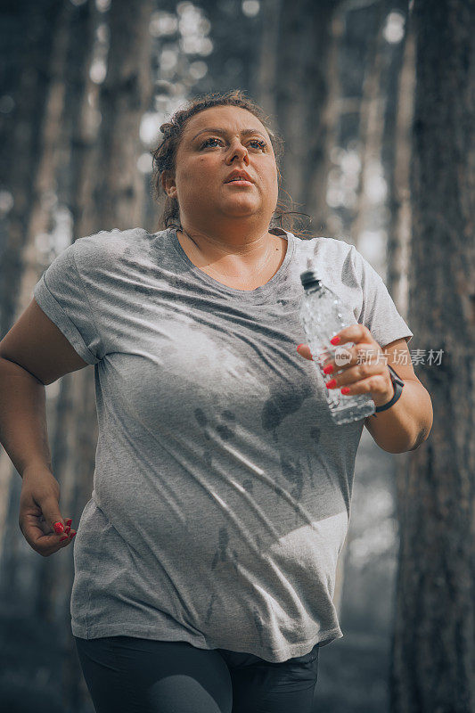 胖女人决心减肥