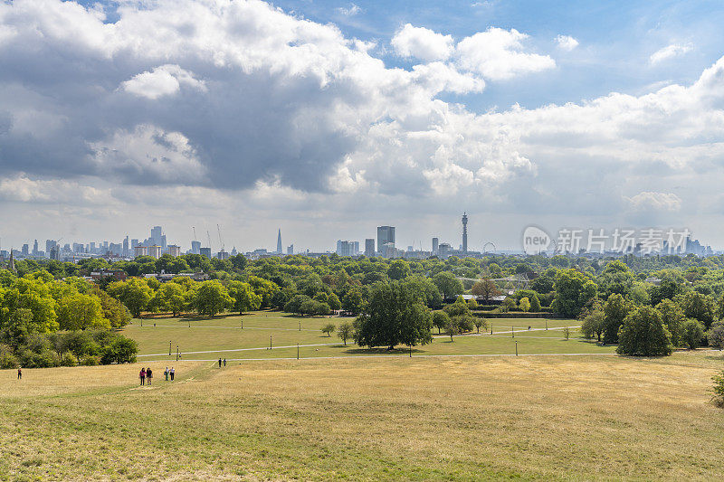 从樱草花山上俯瞰公园和伦敦的景色