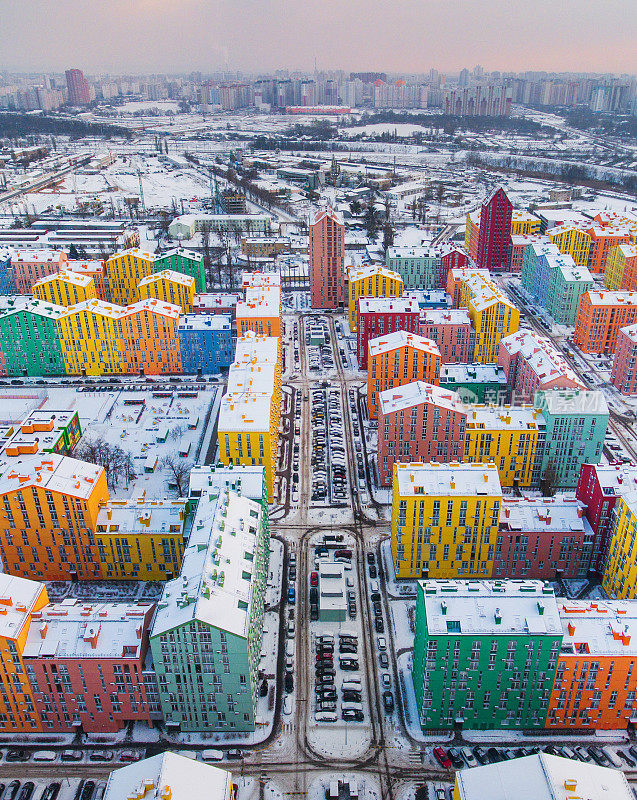 从空中看，基辅五颜六色的居民楼被白雪覆盖。