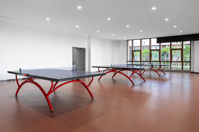 一个空的乒乓球室