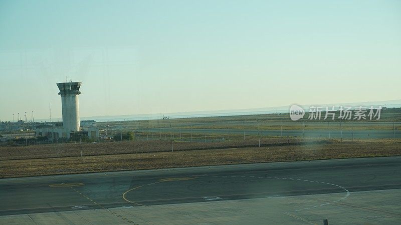 有瞭望塔或空中交通管制(ATC)的机场。