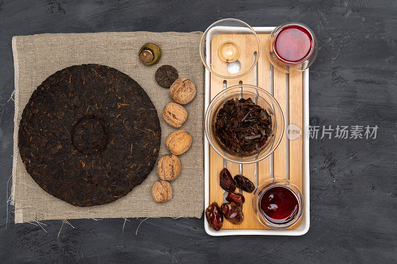 中国传统的普洱茶、干茶。Topview，茶道，黑色背景