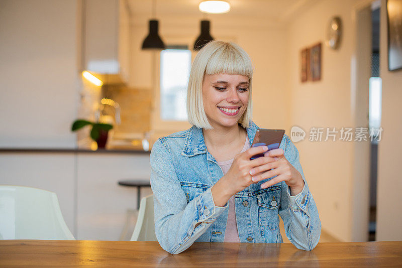 一个年轻女子使用智能手机的肖像