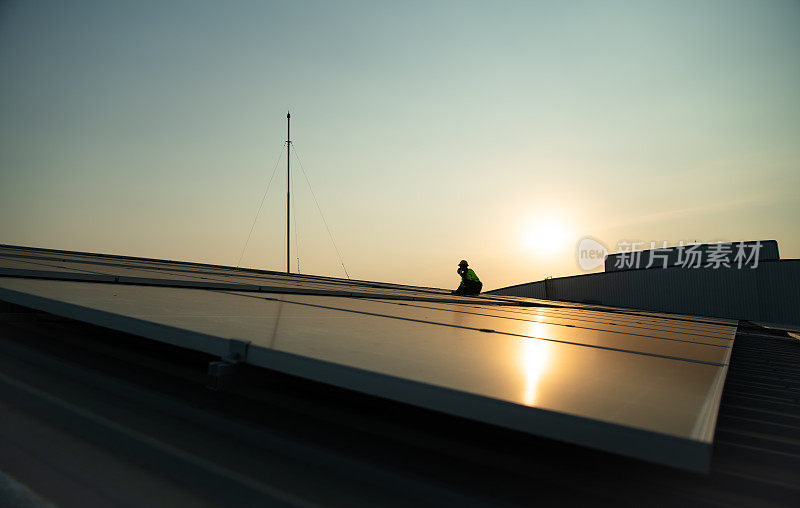 技术人员每季度在工厂屋顶提供太阳能电池维护服务