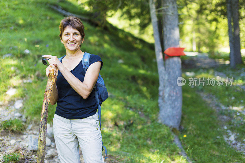 徒步旅行的女性高级