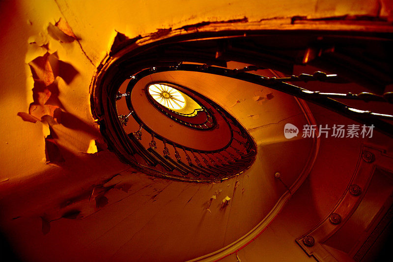 橙色的旋转楼梯