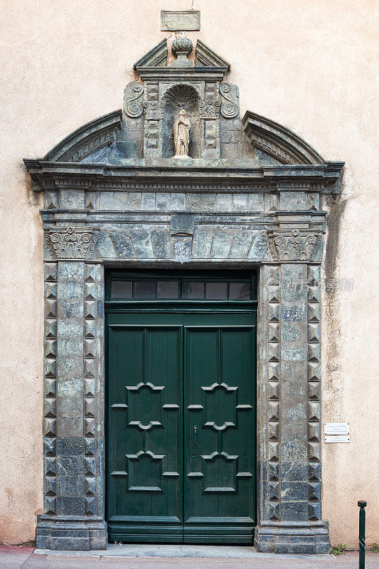 圣特罗佩教堂的大门