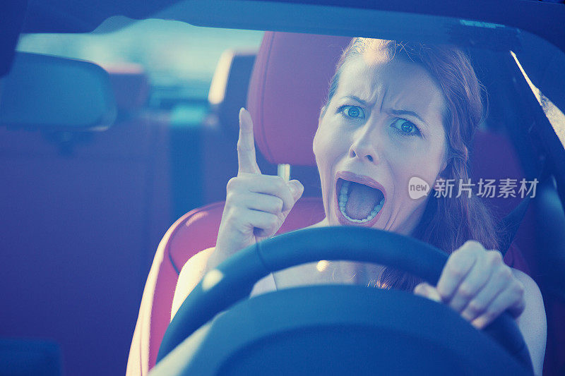 愤怒好斗的女人开车