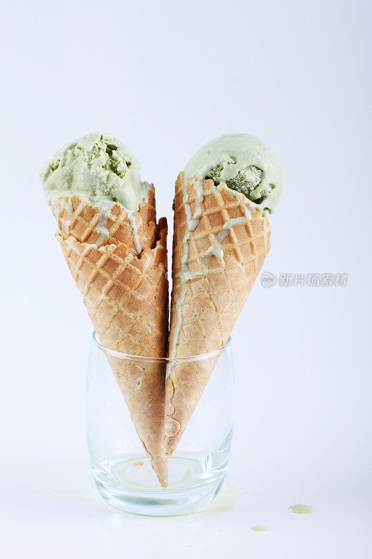 透明玻璃杯中的绿茶甜筒冰淇淋