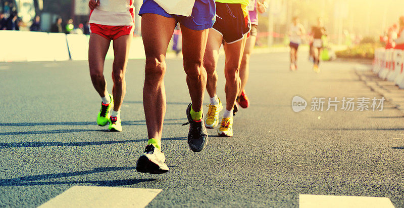 马拉松赛跑，人们脚踩在城市的道路上