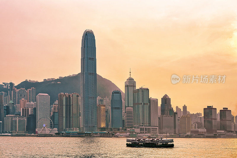日落时分在维多利亚港和香港天际线的天星小轮