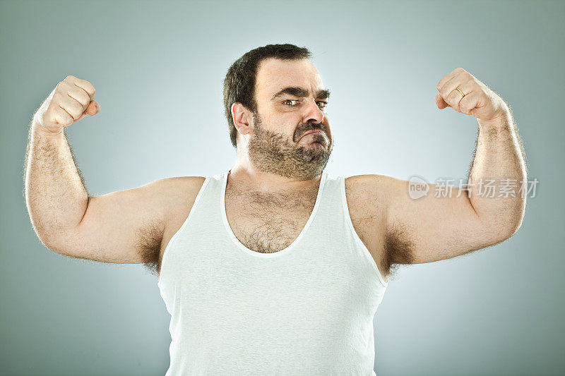矮胖多毛的男人在活动手臂上的肌肉