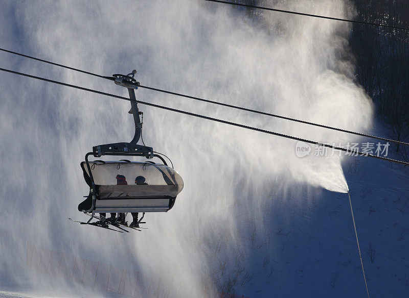 滑雪缆车对抗雾化的人造雪